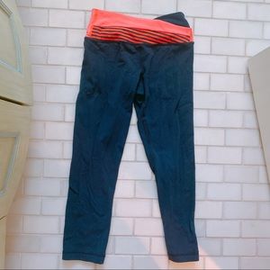 NAVY CROPPED LULULEMON LEGGINGS